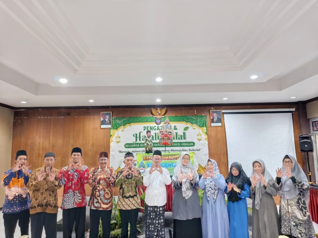 Keluarga Besar SD Muhammadiyah 8 Jagalan Solo menggelar Pengajian dan Halalbihalal di Aula Taman Balekambang, Solo, Sabtu (18/4/2026).