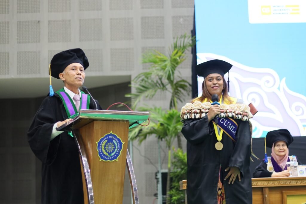 Wisudawati UMS Asal Fiji Kenalkan Baju Tradisional di Momen Wisuda