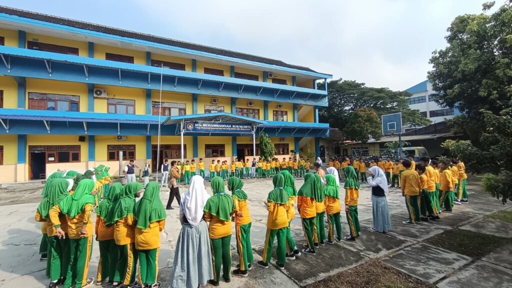 Suasana penuh semangat menyelimuti Kampus 1 MTs Muhammadiyah Solo di Purwodiningratan saat menyambut kedatangan puluhan siswa dari SD Muhammadiyah Solo. Kegiatan kolaborasi edukatif yang memadukan Trial Class dan Tryout TKA ini digelar bukan hanya sebagai wadah dalam menguji kemampuan akademik, tetapi juga untuk memberikan pengalaman belajar yang menarik dan menyenangkan bagi siswa kelas VI SD Muhammadiyah 8 Solo.