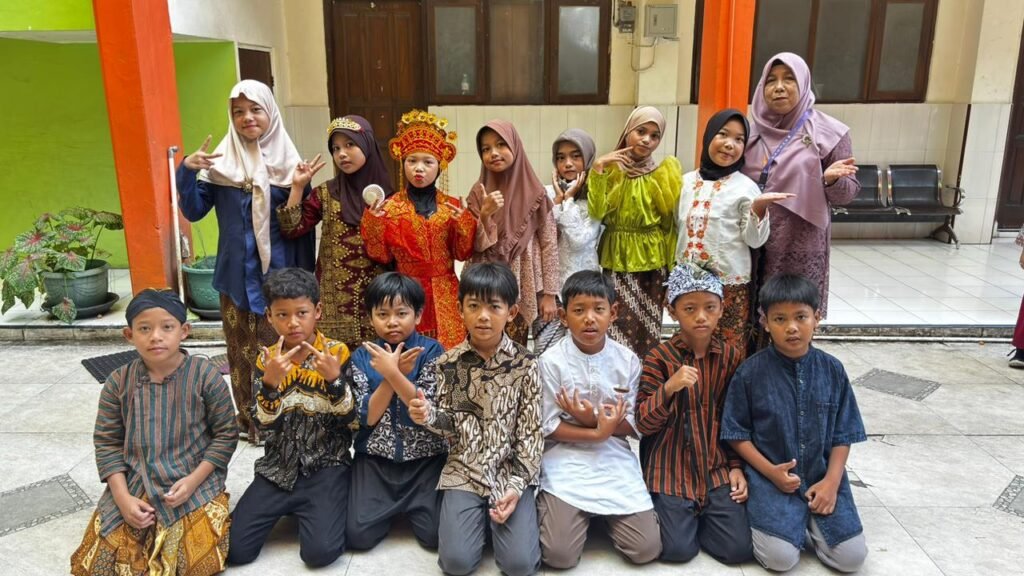 SD Muhammadiyah 14 Solo menggelar kegiatan "Peringatan Hari Kartini Maheska" pada Selasa (21/4/2026). Acara berlangsung meriah di halaman sekolah dan diikuti seluruh siswa serta guru.