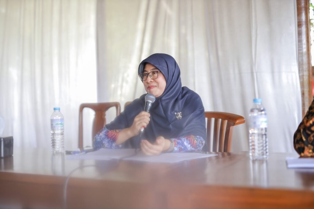 Prof. Arum Pratiwi, guru besar ke-72 Universitas Muhammadiyah Surakarta (UMS), menawarkan pendekatan revitalisasi energi otak melalui manajemen stres sebagai strategi kunci mencapai kesehatan jiwa yang optimal.