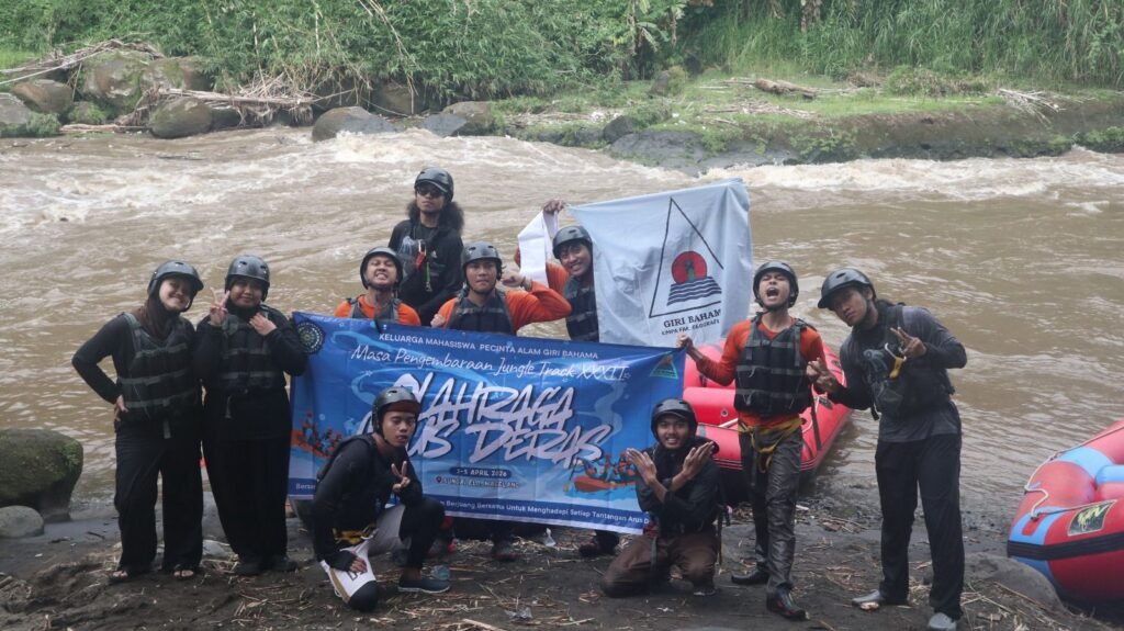 Keluarga Mahasiswa Pecinta Alam (KMPA) Giri Bahama Fakultas Geografi Universitas Muhammadiyah Surakarta (UMS) menjalani masa pengembaraan olahraga arus deras. Masa pengembaraan merupakan masa bagi anggota muda KMPA Giri Bahama untuk mendalami, memahami, dan mencari pengalaman baru.