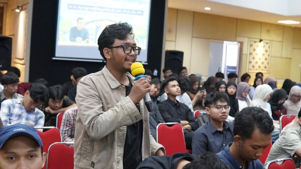 Program Studi Arsitektur (S1) bekerja sama dengan Pendidikan Profesi Arsitek (PPAr) Universitas Muhammadiyah Surakarta (UMS) menyelenggarakan Workshop dan Kuliah Tamu bertema "Arsitektur Biomimikri: Integrasi Desain Pasif untuk Penyejukan Alami Bangunan", Rabu (13/5/2026), di Gedung Pascasarjana Lantai 5 UMS.
