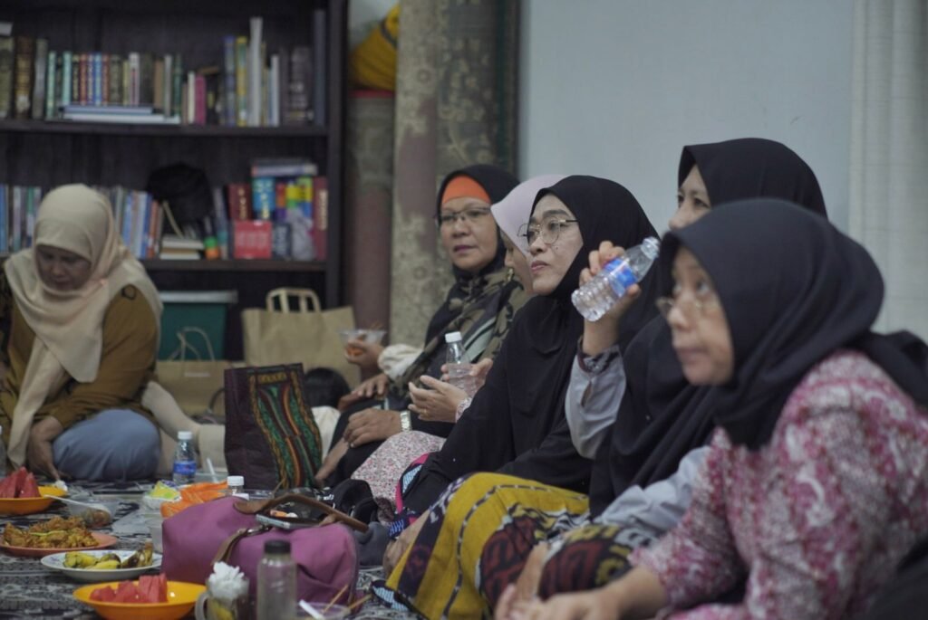 Universitas Muhammadiyah Surakarta (UMS) bersama Universitas 'Aisyiyah Yogyakarta (UNISA Yogyakarta), Universitas Muhammadiyah Karanganyar (UMUKA), dan Universitas Islam Internasional Malaysia (IIUM Malaysia) mendorong penguatan kapasitas pelaku usaha melalui program Pengabdian kepada Masyarakat - Kemitraan Internasional (PKM-KI) di Rumah HAMKA Malaysia.