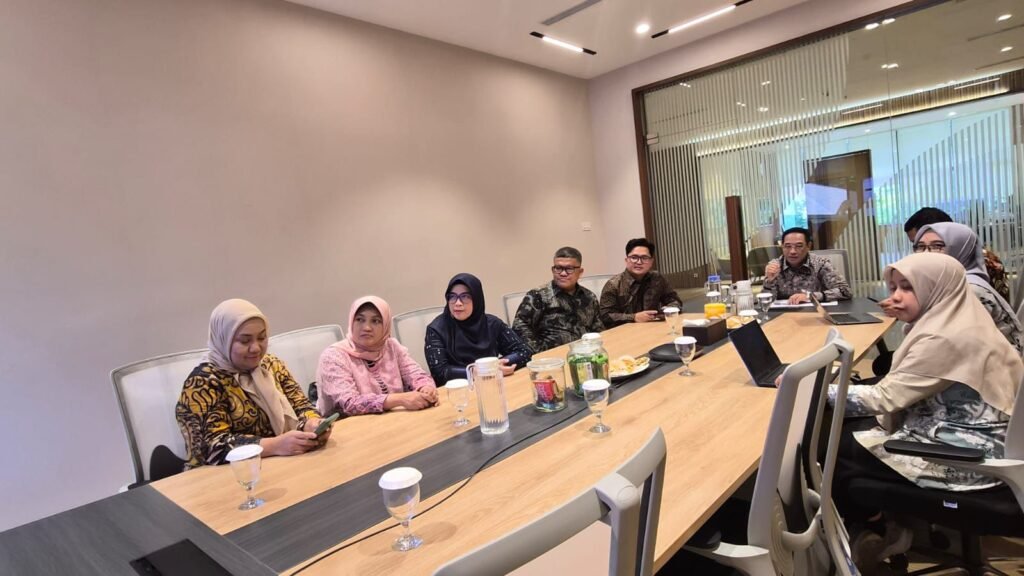 Dekan Fakultas Kedokteran (FK) Universitas Muhammadiyah Surakarta (UMS) Flora Ramona Sigit Prakoeswa menghadiri diskusi bersama Wakil Menteri Kesehatan Republik Indonesia II Benjamin Paulus Octavianus di Kantor Kementerian Kesehatan RI, Rabu (27/5/2026).