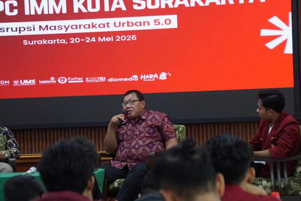 Pimpinan Cabang Ikatan Mahasiswa Muhammadiyah (IMM) Kota Surakarta menggelar Stadium General (SG) DAMNas bertema “Disrupsi Masyarakat Urban 5.0” di Gedung Pimpinan Daerah Muhammadiyah (PDM) Kota Solo, Rabu (20/5/2026). Kegiatan bertajuk DAMNas IMM Surakarta 2026 itu menghadirkan Ketua DPRD Surakarta Fraksi PDI Perjuangan Budi Prasetyo dan Wakil Rektor III Universitas Muhammadiyah PKU Surakarta Suyanto sebagai pemantik diskusi.
