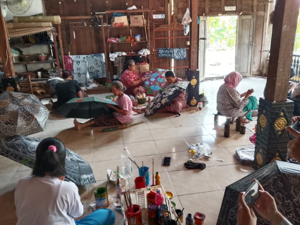 Produksi Ecoprint Terkendala Asap Pekat, Tim Abdimas UMS Siapkan Solusi bagi Mitra di Bayat Klaten