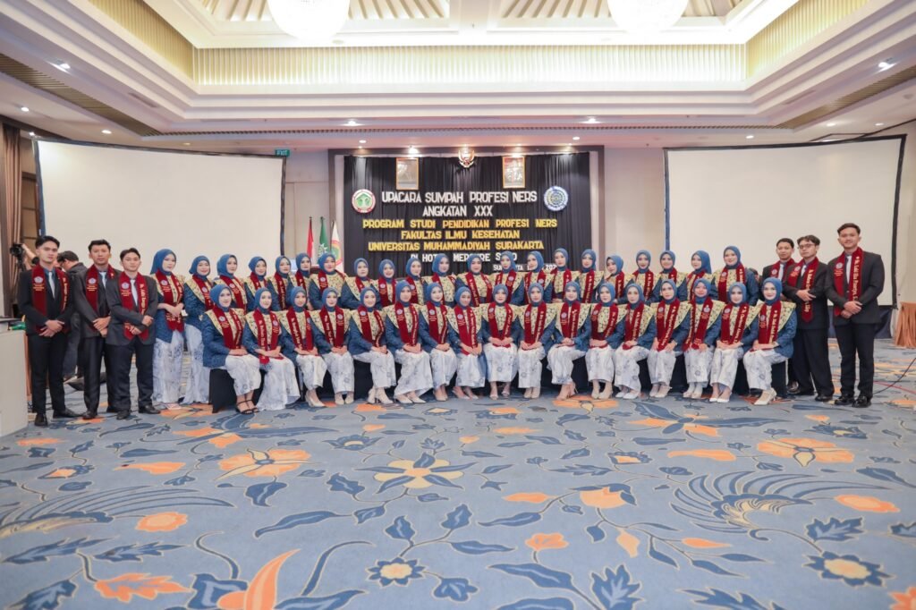 Universitas Muhammadiyah Surakarta (UMS) mengukuhkan 44 tenaga perawat profesional melalui Upacara Sumpah Profesi Ners Program Pendidikan Profesi Ners Fakultas Ilmu Kesehatan (FIK) UMS, Rabu (13/5/2026), di Hotel Mercure Solo.