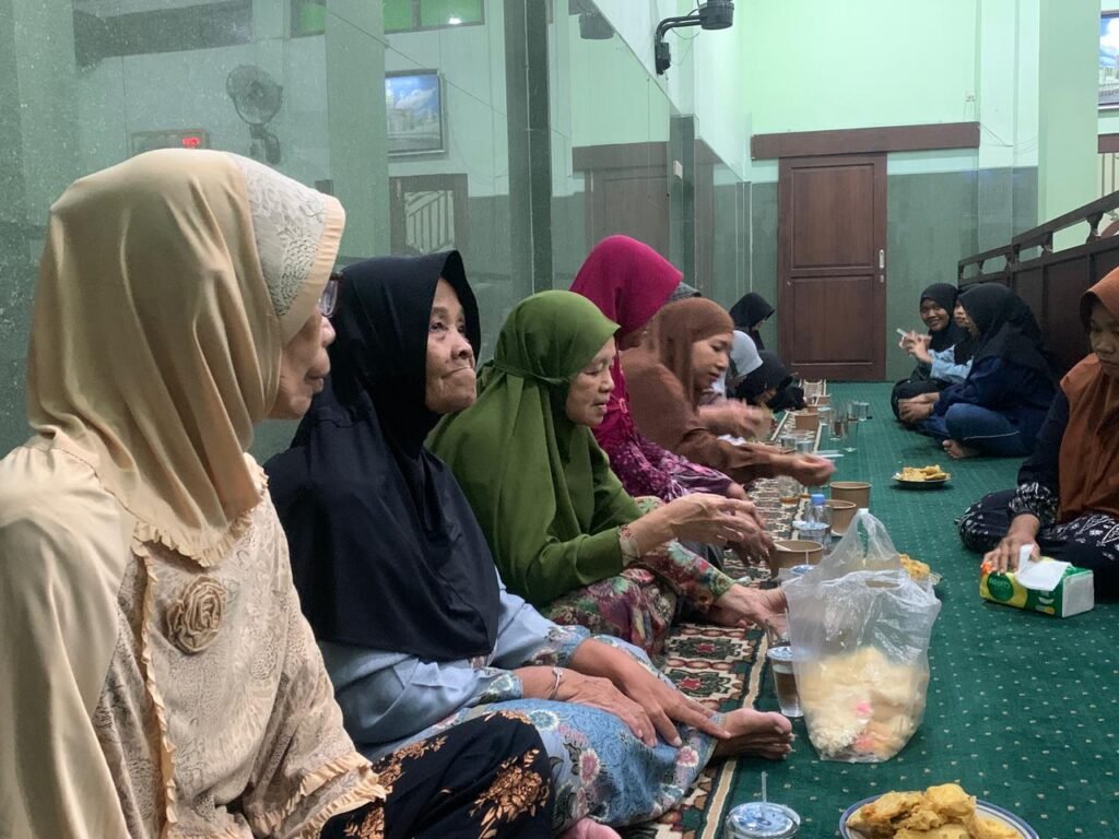 Pimpinan Cabang Pemuda Muhammadiyah (PCPM) Kota Bengawan menyelenggarakan Tabligh Akbar dan Pengajian bertajuk "Keluarga Harmonis Kunci Kebahagiaan Dunia Akhirat" dalam rangka Milad ke-94 Pemuda Muhammadiyah, Ahad malam (3/5/2026), di Masjid Martoraharjan, Kota Solo.