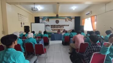Perkuat Sinergi Madrasah-Kampus, UMS Kirim Mahasiswa PKL Kemuhammadiyahan ke MTs Muhammadiyah Surakarta