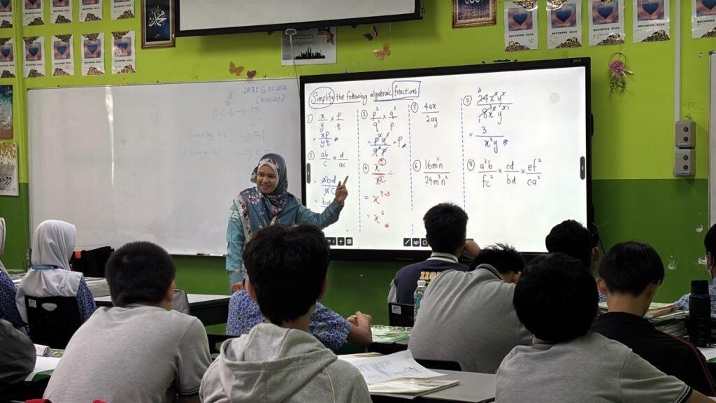 128 Siswa SMP Muhammadiyah PK Kottabarat Solo Jalani Edutrip ke Singapura dan Malaysia