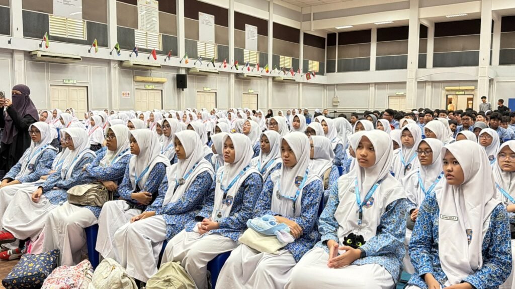 Sebanyak 128 siswa kelas 8 dan 10 guru pendamping SMP Muhammadiyah Program Khusus Kottabarat Surakarta mengikuti program edutrip internasional ke Singapura dan Malaysia selama empat hari, Minggu–Kamis (3–7/5/2026).