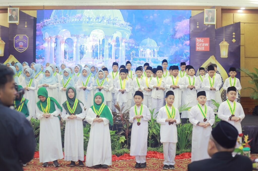 Sebanyak 147 murid SD Muhammadiyah Program Khusus (PK) Kottabarat Solo resmi dikukuhkan dalam Wisuda Tahfiz ke-10 dan Wisuda Tilawah ke-8 Tahun Ajaran 2025/2026, Sabtu (9/5/2026), di Borobudur Ballroom Hotel Novotel Solo.