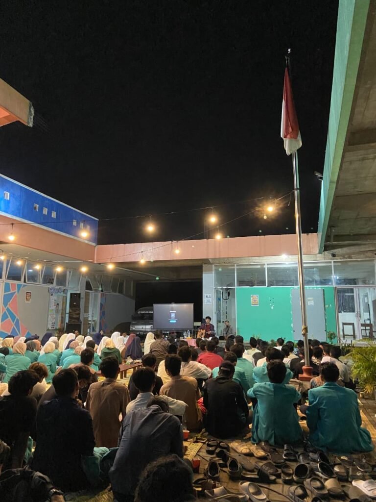 Ratusan anak muda dari Kecamatan Colomadu dan Kota Solo menghadiri kajian pemuda bertajuk "Hari Ini Singgah, Besok Lebih Terarah" dengan tema "Langkah Kecil Hari Ini, Menentukan Arah Besar Esok Hari", Sabtu (9/5/2026), di halaman SMP Muhammadiyah 7 Colomadu.