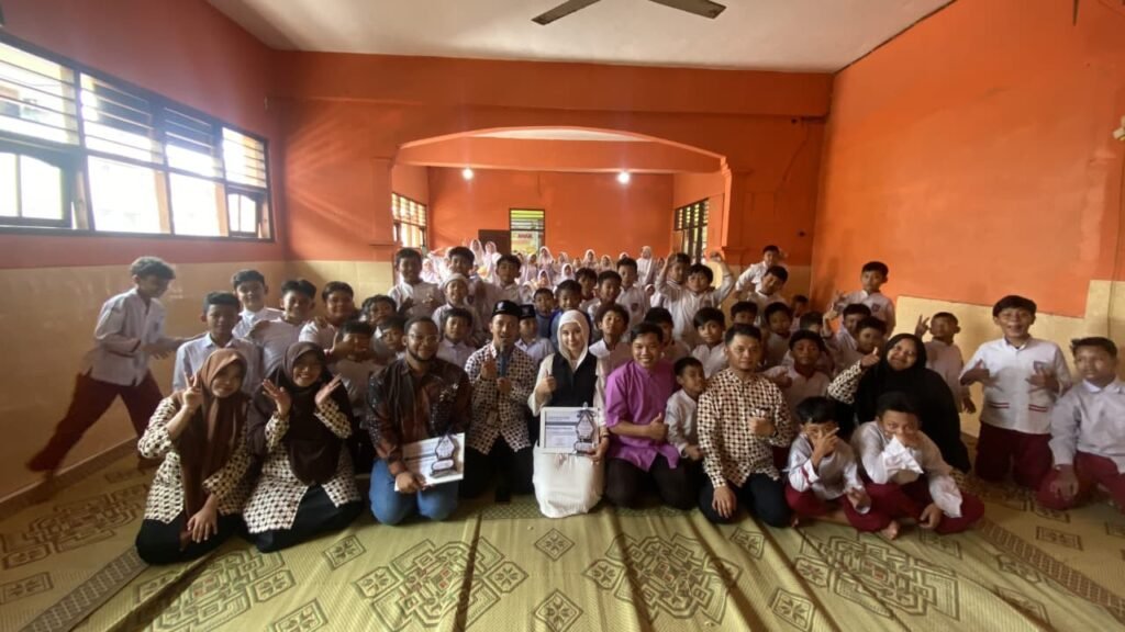 Seluruh siswa SD Muhammadiyah 14 Surakarta (SD MAHESKA) mengikuti kegiatan International Native Speaker – Global Friends Day bertema "Let's Speak, Share, and Explore the World Together", Selasa (12/5/2026), di aula sekolah.