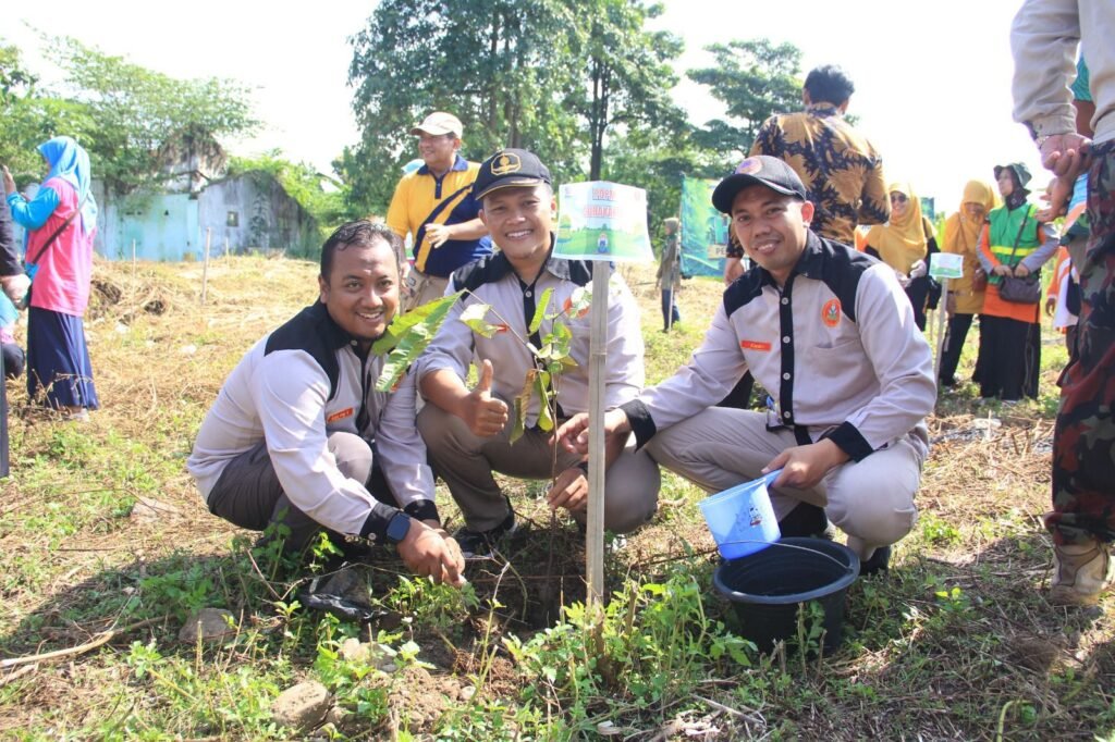 Pimpinan Daerah Pemuda Muhammadiyah Surakarta menanam 94 pohon di bantaran Sungai Bengawan Solo, tepatnya di wilayah Kampung Sewu, Solo, Kamis (14/5/2026).