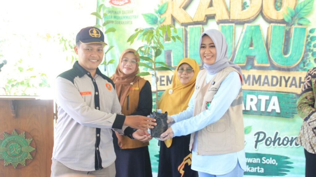 Kado Hijau Milad ke-94, Pemuda Muhammadiyah Surakarta Tanam Ratusan Pohon di Kampung Sewu