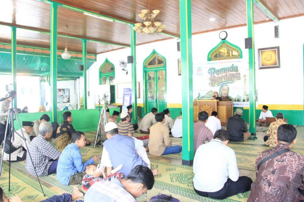 Pemuda Muhammadiyah Surakarta menggelar Tabligh Akbar dalam rangka Milad ke-94 di Masjid Al Wustho Mangkunegaran, Ahad (17/5/2026). Kegiatan yang diikuti sekitar 300 peserta dari pemuda dan tamu undangan ini mengusung tema pemuda berdaya di era post truth.