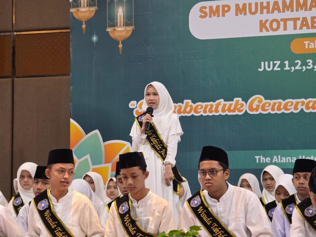 SMP Muhammadiyah Program Khusus Kottabarat Surakarta menggelar Wisuda Tahfiz Al-Qur’an sebanyak 12 juz pada Sabtu (16/5/2026) di ballroom The Alana Hotel Solo. Sebanyak 67 siswa mengikuti prosesi wisuda yang mengusung tema “Membentuk Generasi Rabbani dengan Al-Qur’an”.