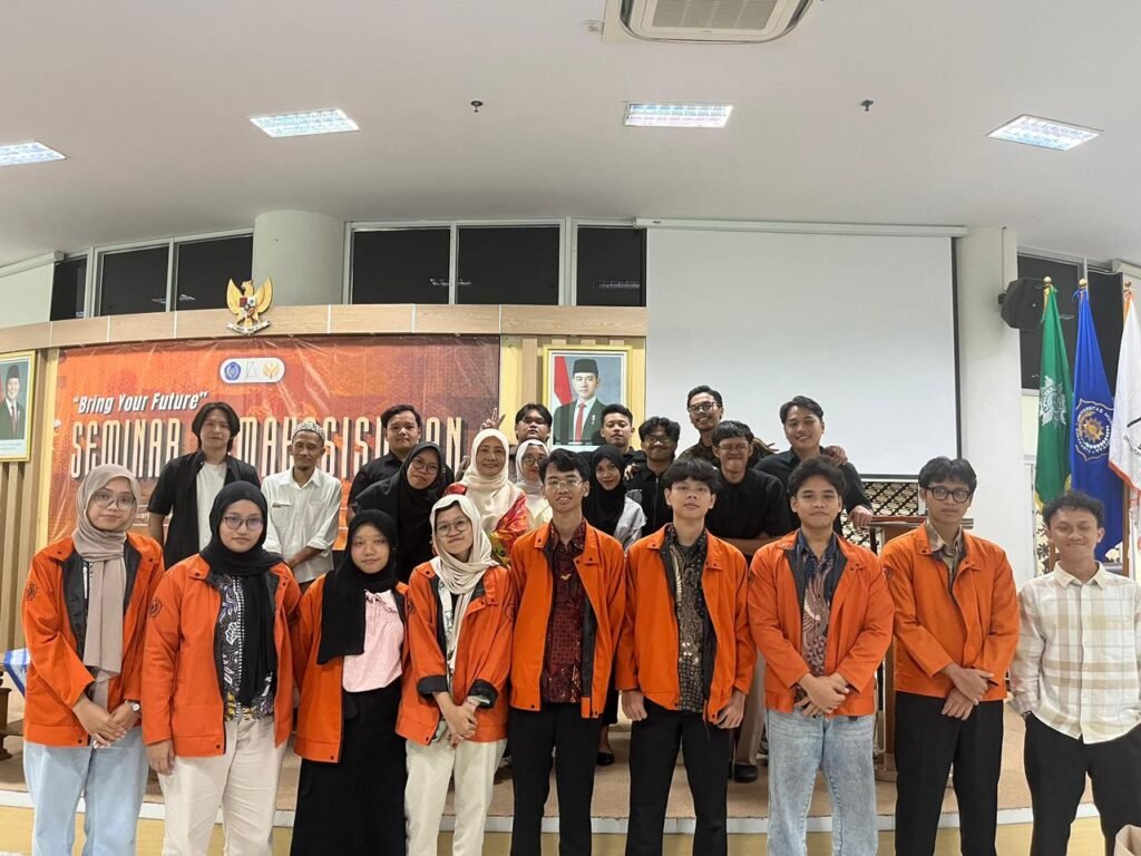 Program Studi Arsitektur Fakultas Teknik (FT) Universitas Muhammadiyah Surakarta (UMS) menyelenggarakan Workshop Portofolio, Sosialisasi, dan Sharing Magang bertajuk “Bring Your Future”.