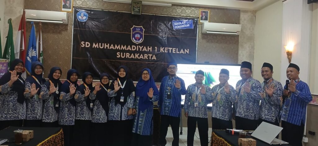 Kepala SD Muhammadiyah 1 Ketelan Solo, Sri Sayekti, menerima kunjungan studi inspirasi dari SD Muhammadiyah Palur Program Khusus Sukoharjo yang dipimpin Noor Afifah Rachmawati, Senin (25/5/2026).