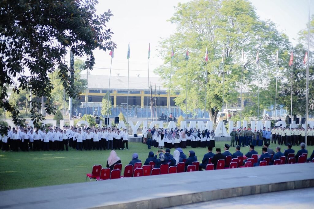 Universitas Muhammadiyah Surakarta (UMS) menggelar Upacara Hari Pendidikan Nasional (Hardiknas) 2026 di Halaman Gedung Induk Siti Walidah, Sabtu (2/5/2026).