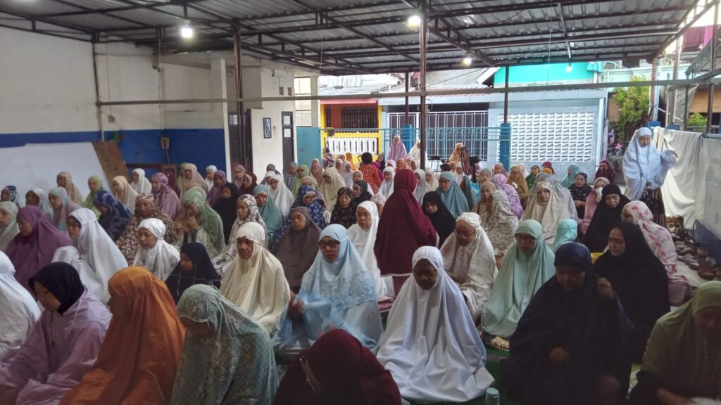 Semangat pengorbanan dalam nilai spiritual menjadi tema utama Salat Iduladha yang digelar di Masjid Al-Ikhlas Bayan Krajan RT 4 RW 15, Kadipiro, Banjarsari, Solo, Rabu (27/5/2026).