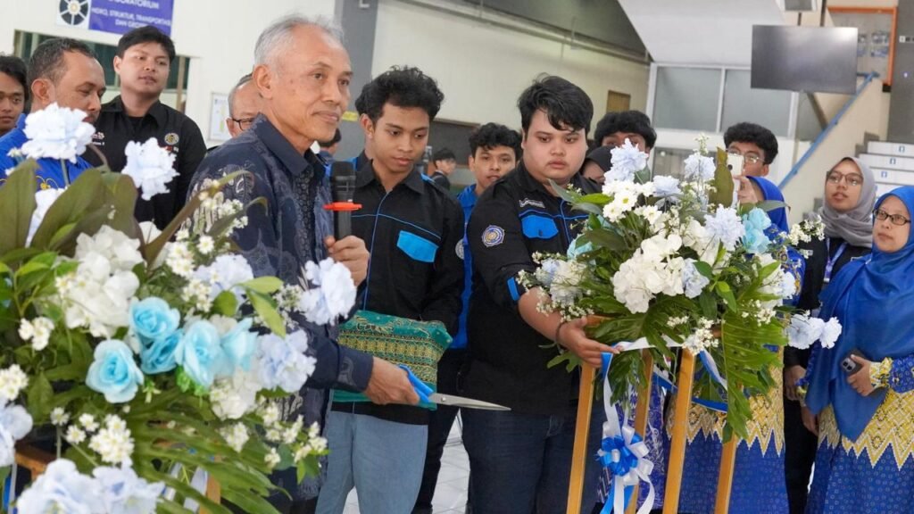 Fakultas Teknik Universitas Muhammadiyah Surakarta (UMS) resmi meluncurkan fasilitas Water Station, Senin (27/4/2026), di Hall Gedung H. Inisiatif ini menjadi langkah konkret memperkuat komitmen UMS sebagai kampus ramah lingkungan sekaligus upaya mengurangi penggunaan plastik sekali pakai di lingkungan akademik.