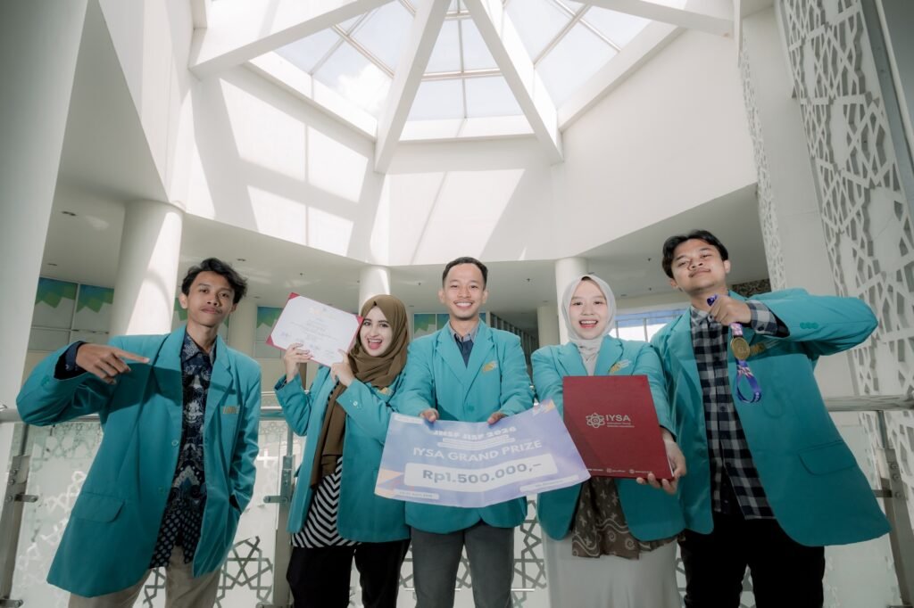 Tim mahasiswa Universitas Muhammadiyah Surakarta (UMS) meraih dua penghargaan internasional dalam Jakarta International Science Fair (JISF) 2026, yakni Gold Medal Awards dan IYSA Grand Prize Awards, melalui inovasi Karpet RABA, media stimulasi bahasa dan fokus untuk anak berkebutuhan khusus, khususnya anak dengan Attention Deficit Hyperactivity Disorder (ADHD).
