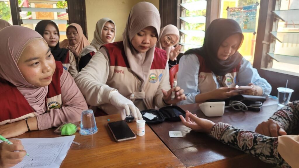 Edukasi Hipertensi dan Skrining Gratis, KKN FIK UMS Sasar Warga Desa Waru