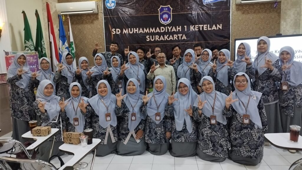 SD Muhammadiyah 1 Solo menerima kunjungan studi tiru dari SD Muhammadiyah 1 Kota Tegal, Jawa Tengah. Kegiatan ini digelar sebagai upaya peningkatan mutu pendidikan, penguatan manajemen sekolah yang profesional, serta pengembangan program unggulan, Rabu (24/6/2026).