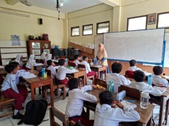 Atasi Sampah Sekolah, Tim UMS Ciptakan Sistem Digital Berbasis IoT untuk Siswa SD