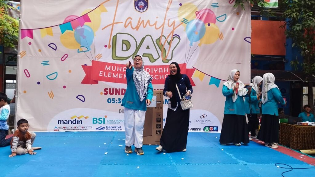 Ratusan peserta memadati SD Muhammadiyah 1 Solo dalam gelaran Family Day 2026 yang digelar meriah pada Minggu (14/6/2026).