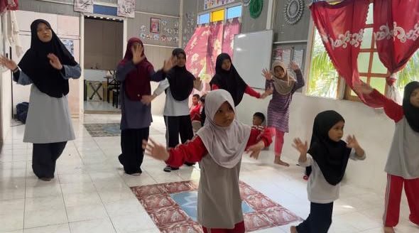 Lewat KKN Internasional, Mahasiswa UMS Ajarkan Tari Tradisional di Malaysia