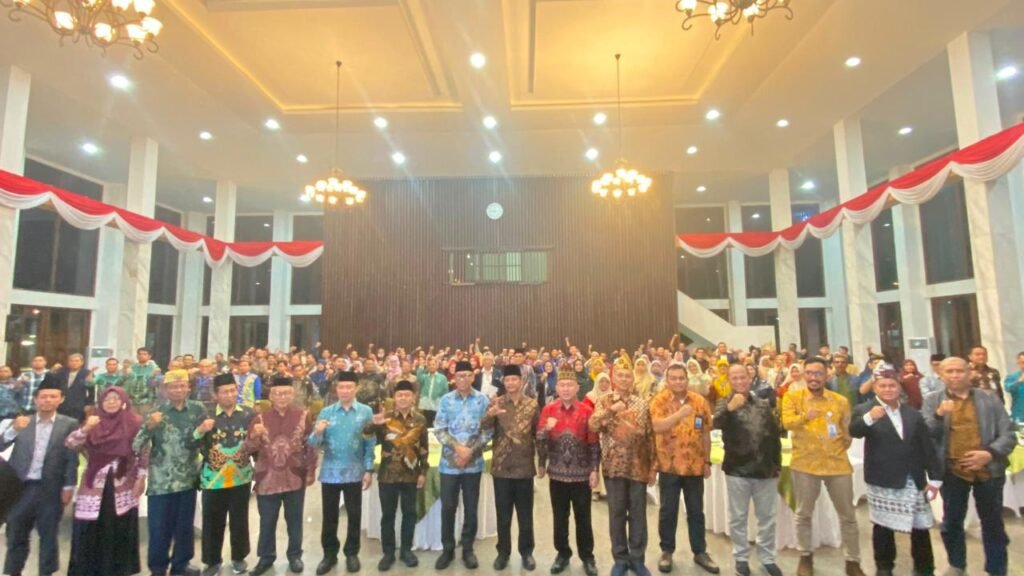 Universitas Muhammadiyah Surakarta (UMS) kembali menunjukkan perannya dalam penguatan pendidikan tinggi Muhammadiyah. Hal ini ditunjukkan melalui keikutsertaan aktif pada Rapat Kerja Nasional (Rakernas) XVII Asosiasi Lembaga Pendidikan Tenaga Kependidikan Perguruan Tinggi Muhammadiyah-’Aisyiyah (ALPTK PTMA) berbasis Outcome Based Education (OBE) sekaligus ProfunEdu ke-12 Tahun 2026 yang digelar di Lampung.