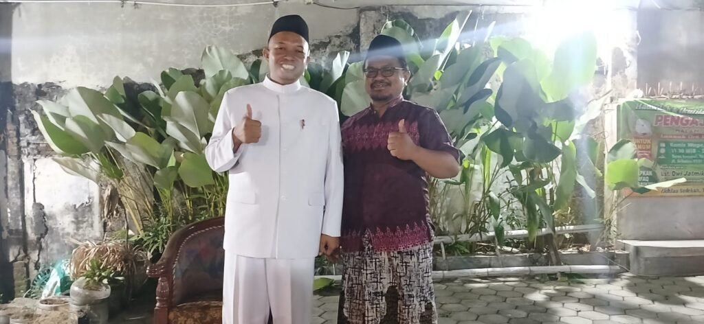 Langgar Agung Al Falah Kerten Solo kembali menggelar Pengajian Arloji (Amanah Ora Lali Ndongo lan Ngaji) pada Malam Jumat Kliwon di Teras Beramal, Yayasan Sahabat Beramal Bersama, Jalan Srikatan RT 01 RW 04, Kamis malam (11/6/2026).