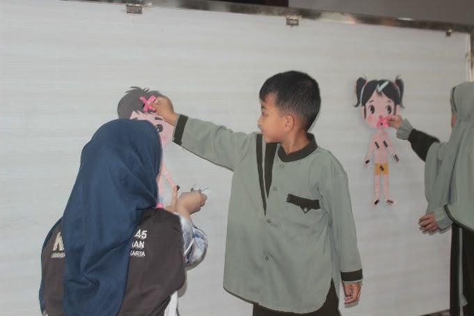 Cegah Kekerasan Anak, KKN FIK UMS Edukasi Area Privasi Tubuh di TPA Al-Hikmah