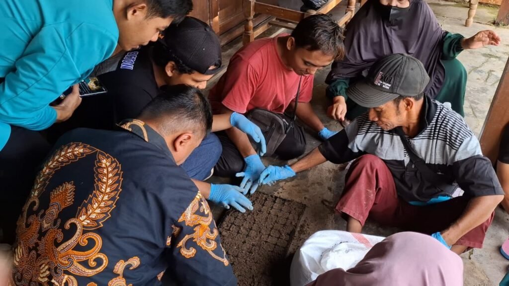 Tim Program Kreativitas Mahasiswa bidang Pengabdian Masyarakat (PKM-PM) HealSpace Universitas Muhammadiyah Surakarta (UMS) mengawali rangkaian program pengabdian melalui kegiatan Sapa Mitra 1 bersama Komunitas Disabilitas Karya Manunggal di Desa Demangan, Kecamatan Sambi, Kabupaten Boyolali.