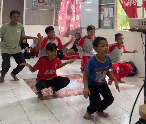Mahasiswa Program Studi Ilmu Gizi Universitas Muhammadiyah Surakarta (UMS), Hanifah Herawati, mengenalkan dua tari tradisional Indonesia kepada 18 anak di Sanggar Bimbingan (SB) Banting, Selangor, Malaysia.