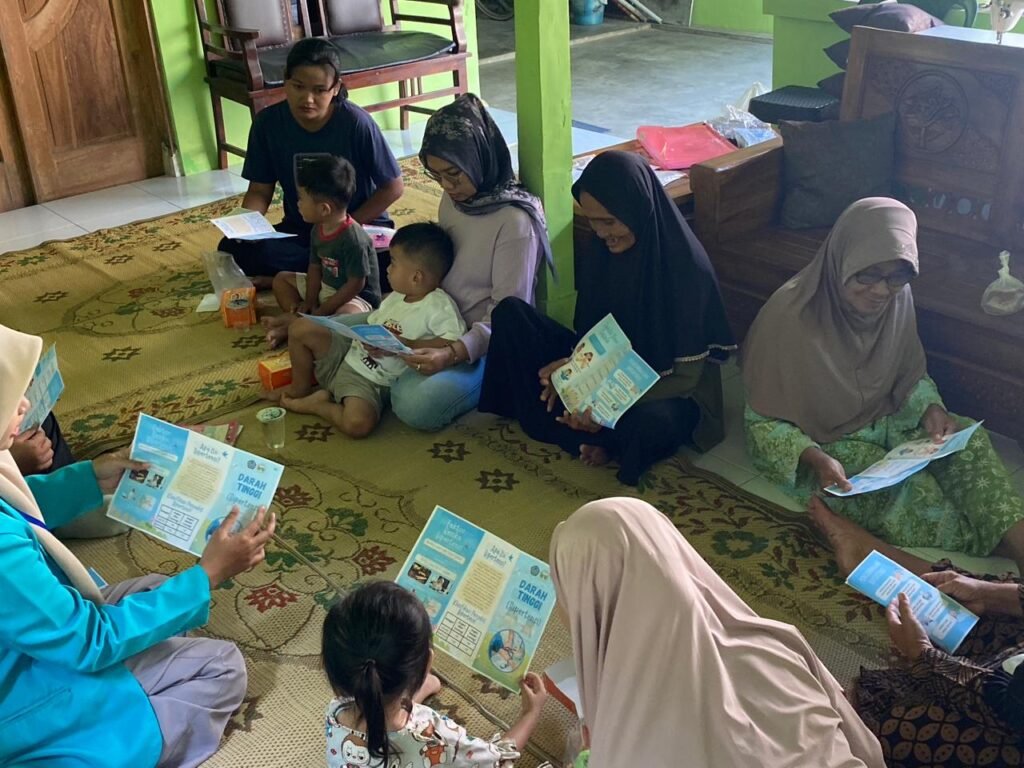 Mahasiswa Kuliah Kerja Nyata (KKN) Tematik Fakultas Ilmu Kesehatan (FIK) Universitas Muhammadiyah Surakarta (UMS) Kelompok 41 menggelar pemeriksaan kesehatan dan penyuluhan hipertensi bagi masyarakat di Posyandu Permata II, Desa Bakipandeyan, Kabupaten Sukoharjo, Kamis (18/6/2026).