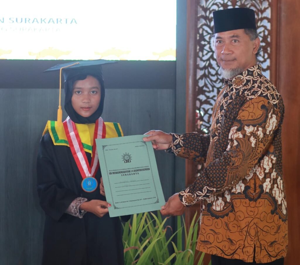 SD Muhammadiyah 14 Danukusuman menggelar Wisuda Tahfidz Juz 30 perdana bersamaan dengan Akhirussanah dan Pelepasan Siswa Kelas VI Tahun Ajaran 2025/2026 di Pendopo Loji Gandrung, Rumah Dinas Wali Kota Surakarta, Selasa (2/6/2026).