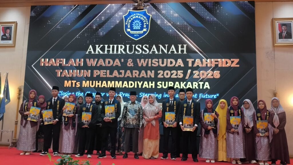 MTs Muhammadiyah Surakarta melepas 43 siswa lulusan tahun ajaran 2025/2026 dalam kegiatan Haflah Wada' dan Wisuda Tahfidz. Kegiatan tersebut menjadi ajang apresiasi atas capaian akademik, nonakademik, serta prestasi tahfidz para siswa.