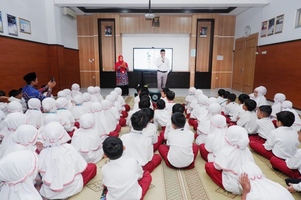 Suasana berbeda tampak di SD Muhammadiyah Program Khusus (PK) Kottabarat Solo, Selasa (9/6/2026). Sebanyak 167 murid kelas I dan II mengikuti pelatihan bahasa Inggris yang dikemas secara edukatif dan interaktif untuk mengisi waktu jeda setelah Penilaian Sumatif Akhir Tahun (PSAT).