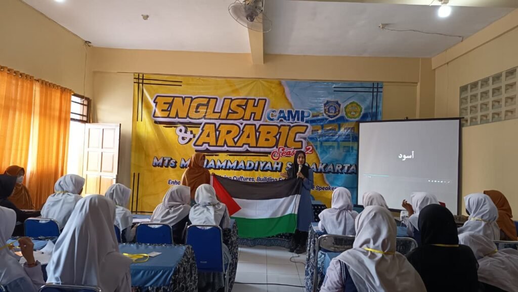 MTs Muhammadiyah Surakarta Gelar English Arabic Camp, Hadirkan Mahasiswa Palestina