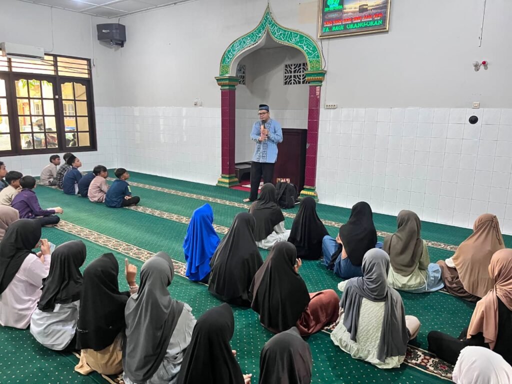 Mengisi masa liburan sekolah dengan kegiatan yang bermanfaat dan bernilai ibadah, SD Muhammadiyah 3 Nusukan Surakarta menggelar kegiatan Jalsah Tahfidzul Qur’an bertema “Charge Your Heart With Qur’an”.