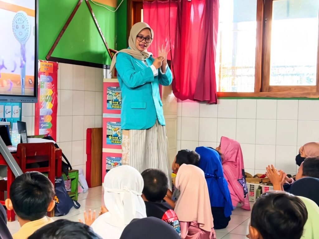 Dua mahasiswa Program Studi Kesehatan Masyarakat Universitas Muhammadiyah Surakarta (UMS), An Afida Atsna dan Rara Vera Nathania, menggelar kegiatan pengabdian masyarakat di TK Aisyiyah Sindon, Sabtu (30/5/2026). (Humas)