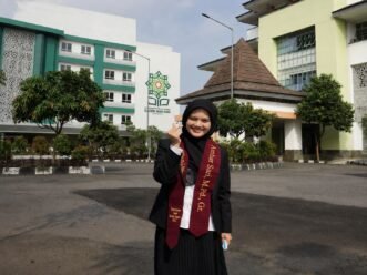 Tingkatkan Kompetensi Pendidik, Guru Bahasa Inggris SMP Imam Syuhodo Lulus S2