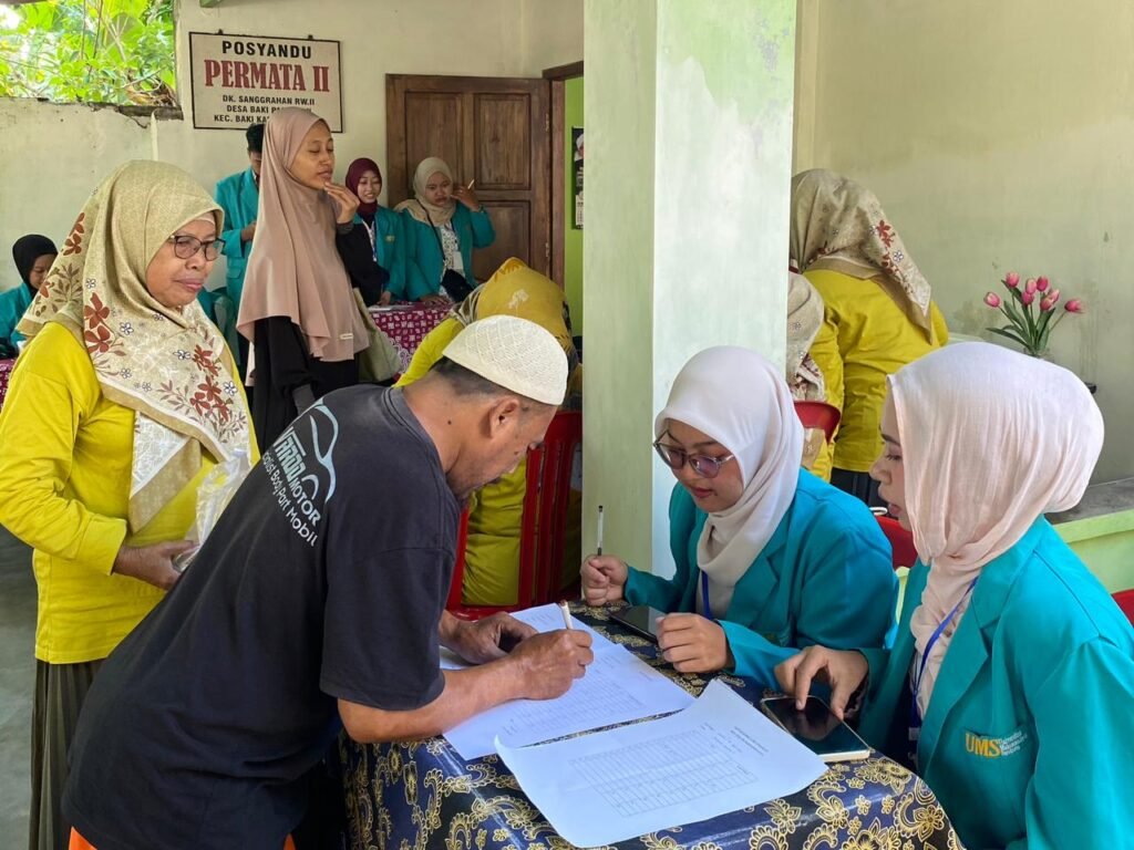 KKN Tematik FIK UMS Edukasi Hipertensi dan Cek Kesehatan Lansia di Bakipandeyan