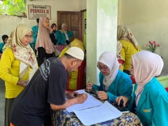 KKN Tematik FIK UMS Edukasi Hipertensi dan Cek Kesehatan Lansia di Bakipandeyan