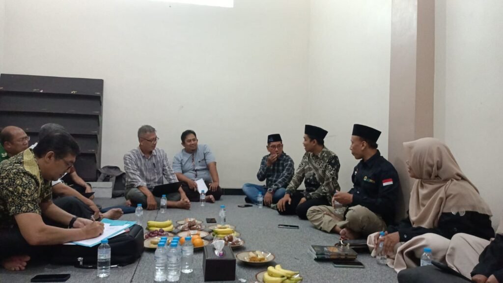 Universitas Muhammadiyah Surakarta (UMS) memperkuat peran masjid sebagai pusat pemberdayaan ekonomi dan sosial masyarakat melalui program pengembangan ekonomi berbasis masjid yang berlangsung sepanjang Juni hingga November 2026.